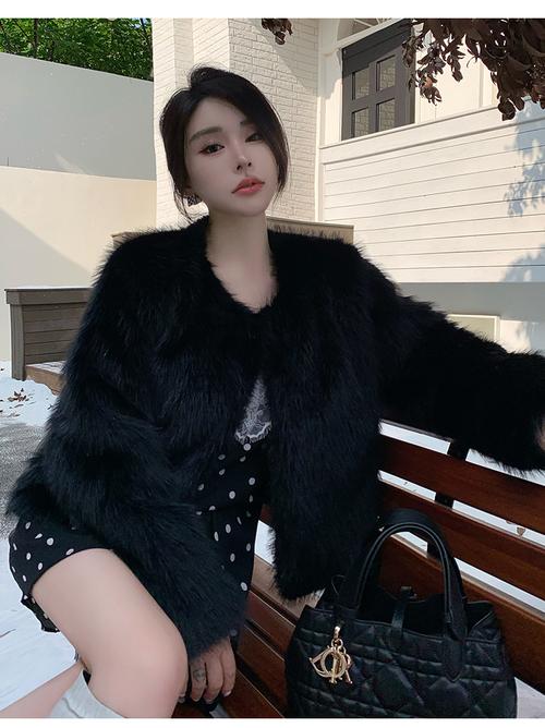 黑色的皮草怎么搭配衣服好看吗