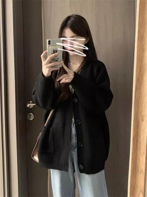 黑长开衫里面怎么搭配衣服