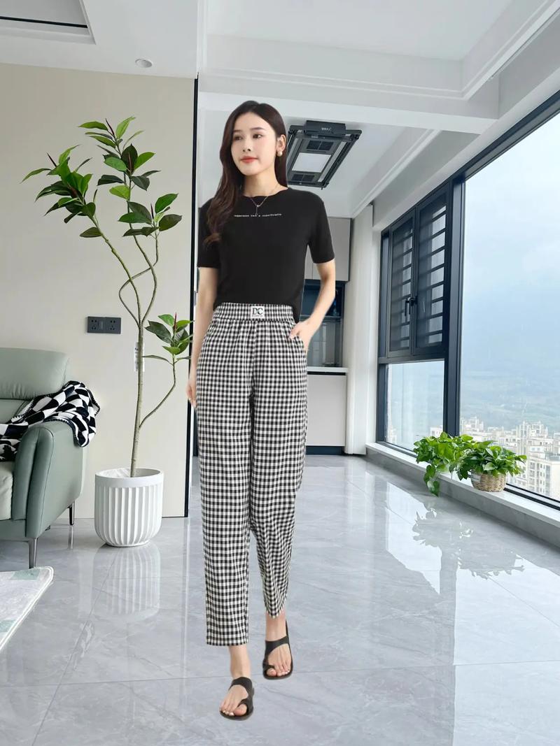 格子哈伦裤怎么搭配上衣图片