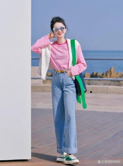 粉蓝色上衣怎么搭配什么裤子好看图片欣赏