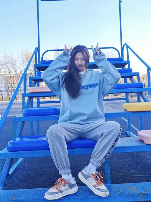 粉蓝色上衣怎么搭配什么裤子好看图片欣赏