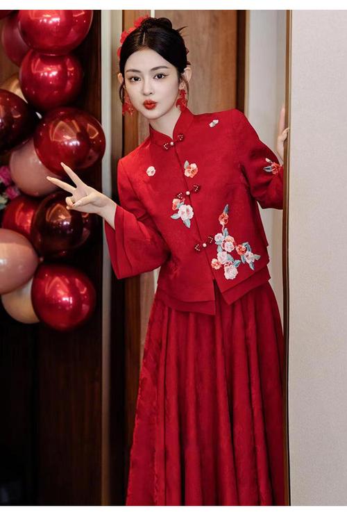 红色礼服配什么发型