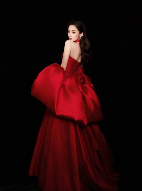 红色礼服配什么发型