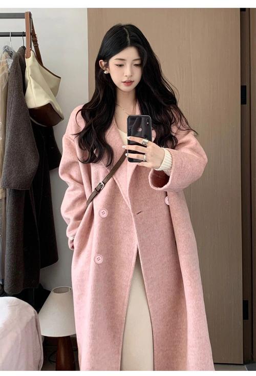 粉红色妮子外套怎么搭配衣服好看