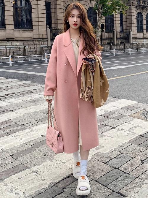 粉红色妮子外套怎么搭配衣服好看