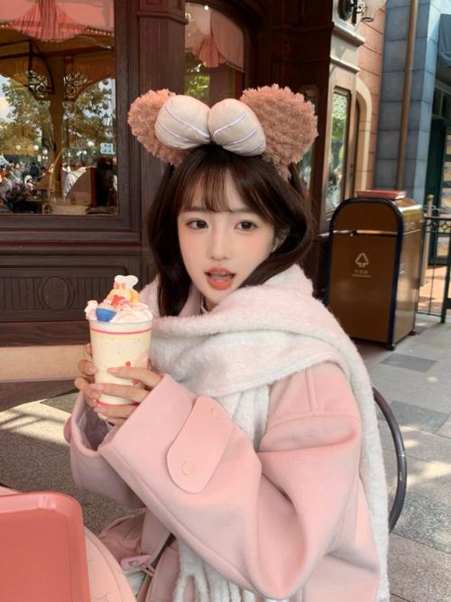 粉红色妮子外套怎么搭配衣服