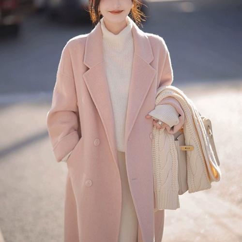 粉红色妮子外套怎么搭配