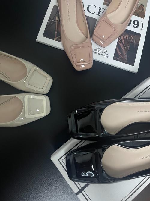 方头皮鞋怎么搭配裙子