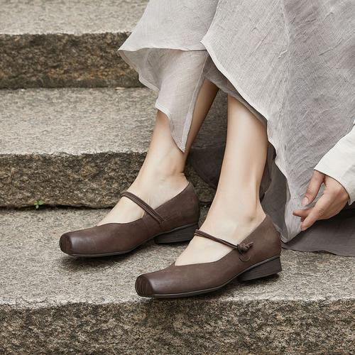 方跟皮鞋怎么搭配衣服好看图片