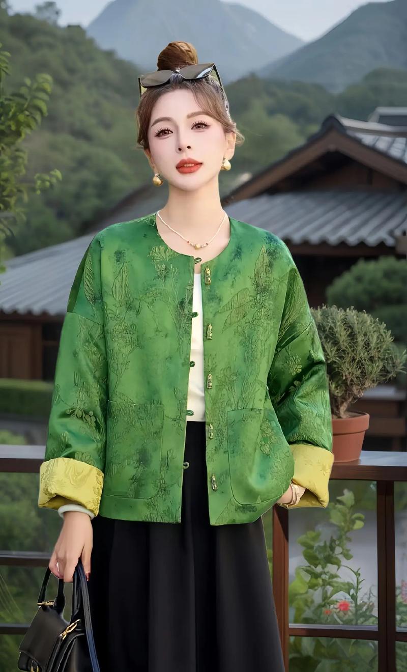 短款外套绿色怎么搭配衣服图片欣赏