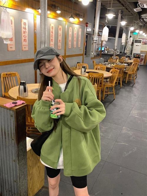 短款外套绿色怎么搭配衣服图片大全
