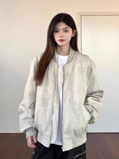 短棒球棉衣怎么搭配裤子