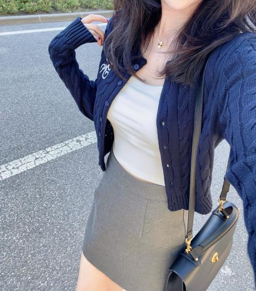 短版女装开衫毛衣外套怎么搭配图片欣赏