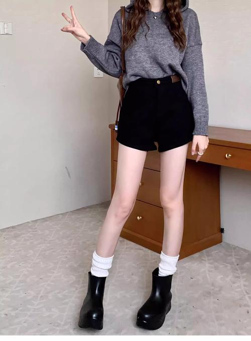 短牛仔裤配什么鞋子