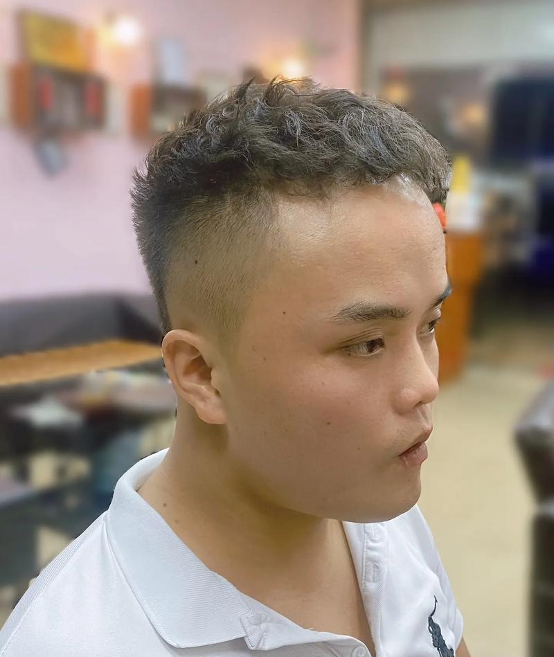 方脸男士适合什么发型