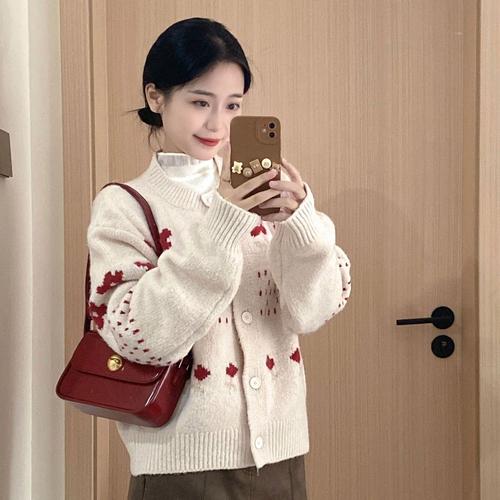冬季针织外套怎么搭配衣服