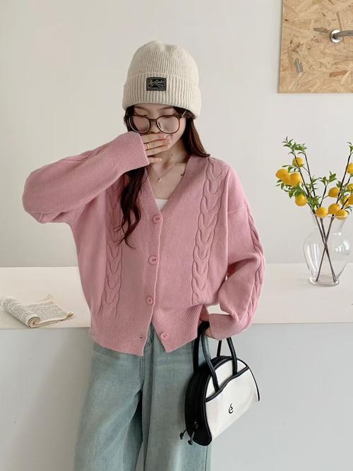 冬季针织外套怎么搭配衣服