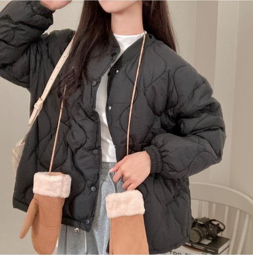 冬季无袖大衣怎么搭配衣服