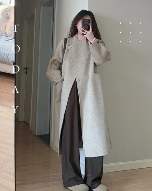 冬季无袖大衣怎么搭配衣服