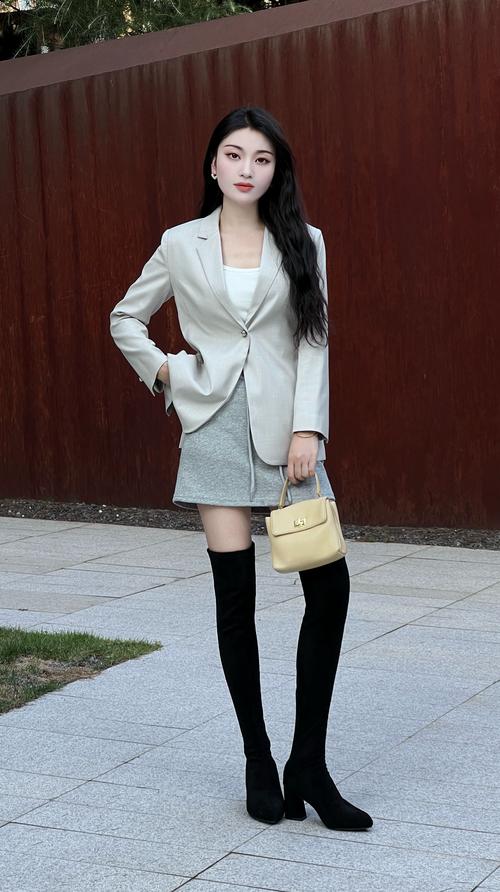 大粗跟鞋怎么搭配衣服图片欣赏