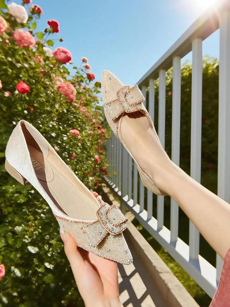 大粗跟鞋怎么搭配衣服