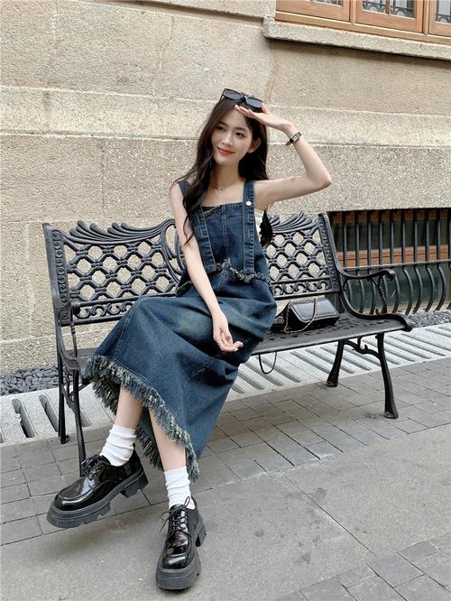 背带牛仔裙该怎么搭配什么外套