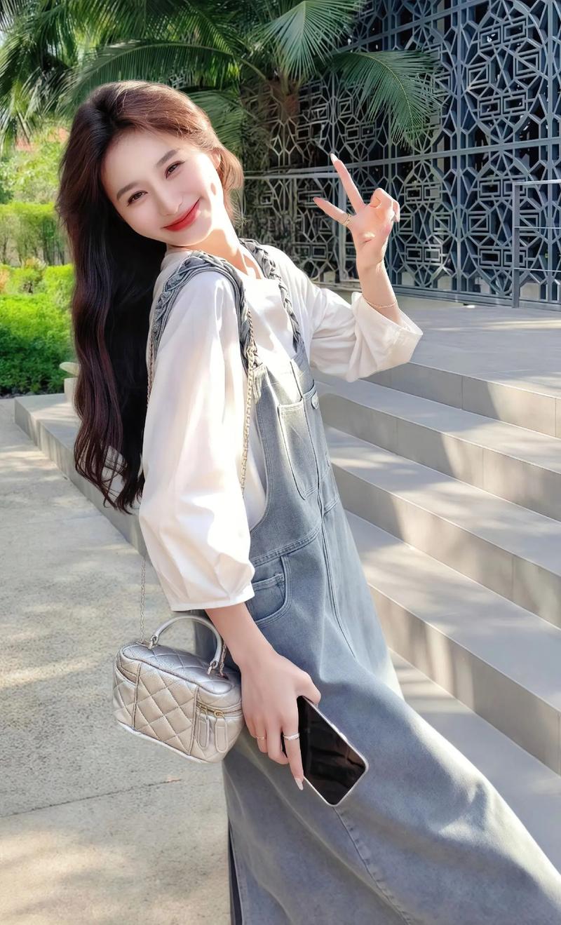 背带牛仔裙该怎么搭配什么外套