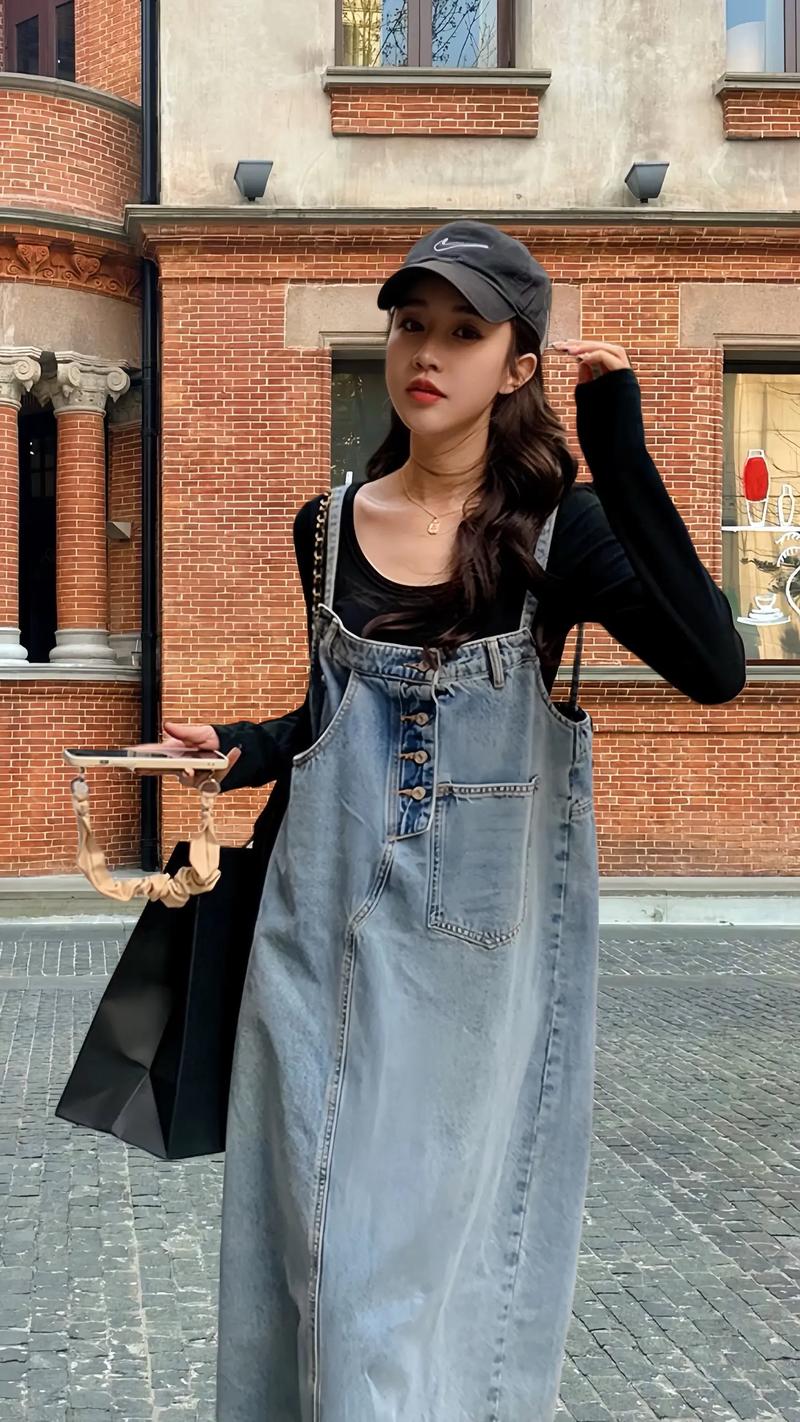 背带牛仔裙该怎么搭配