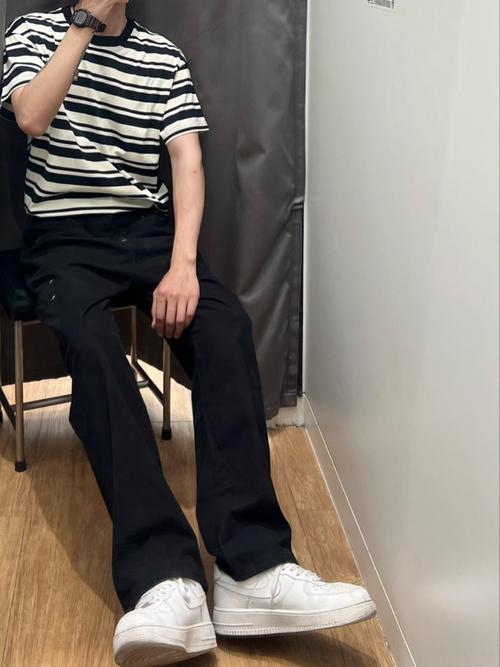 黑白条纹t恤搭配什么裤子