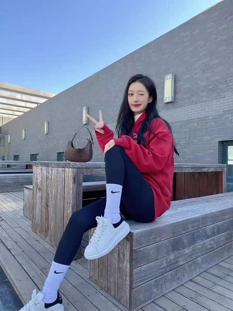 中筒袜配什么裤子