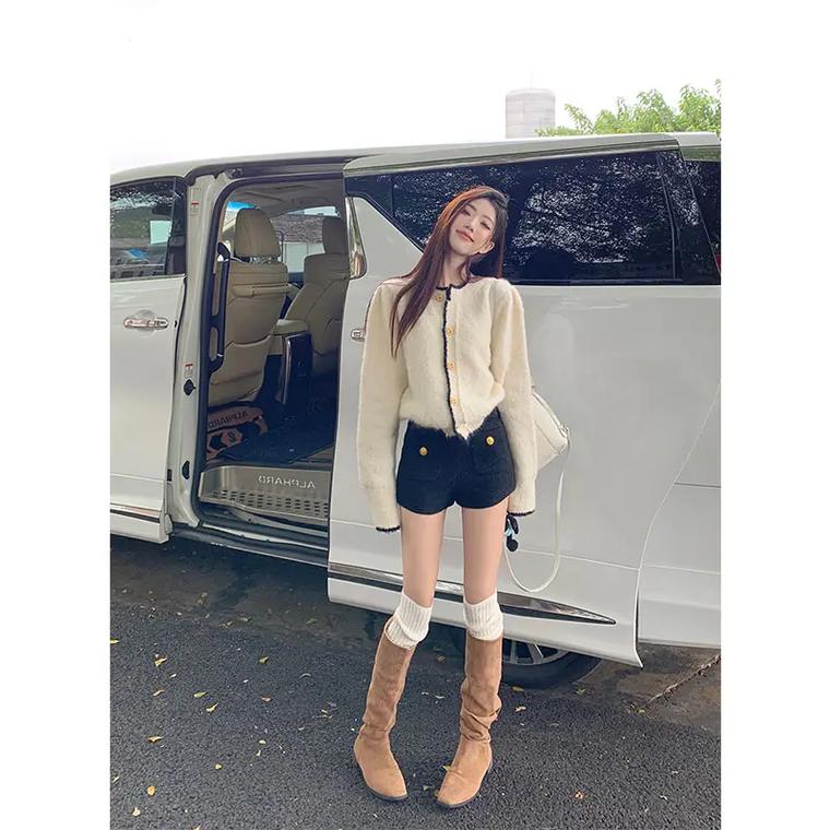 白色紧身毛衣怎么搭配外套好看吗