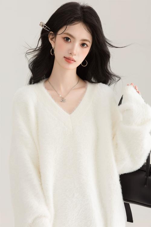 白色v领宽松毛衣怎么搭配什么外套好看吗