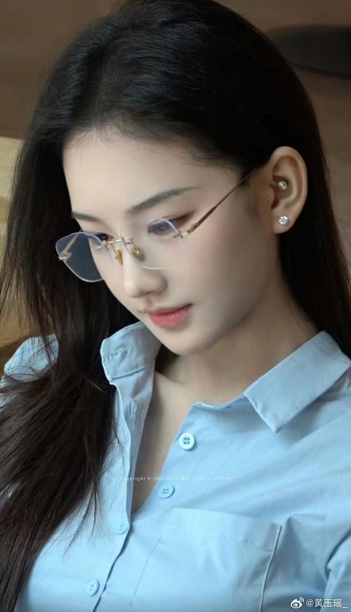 女生配什么眼镜好看