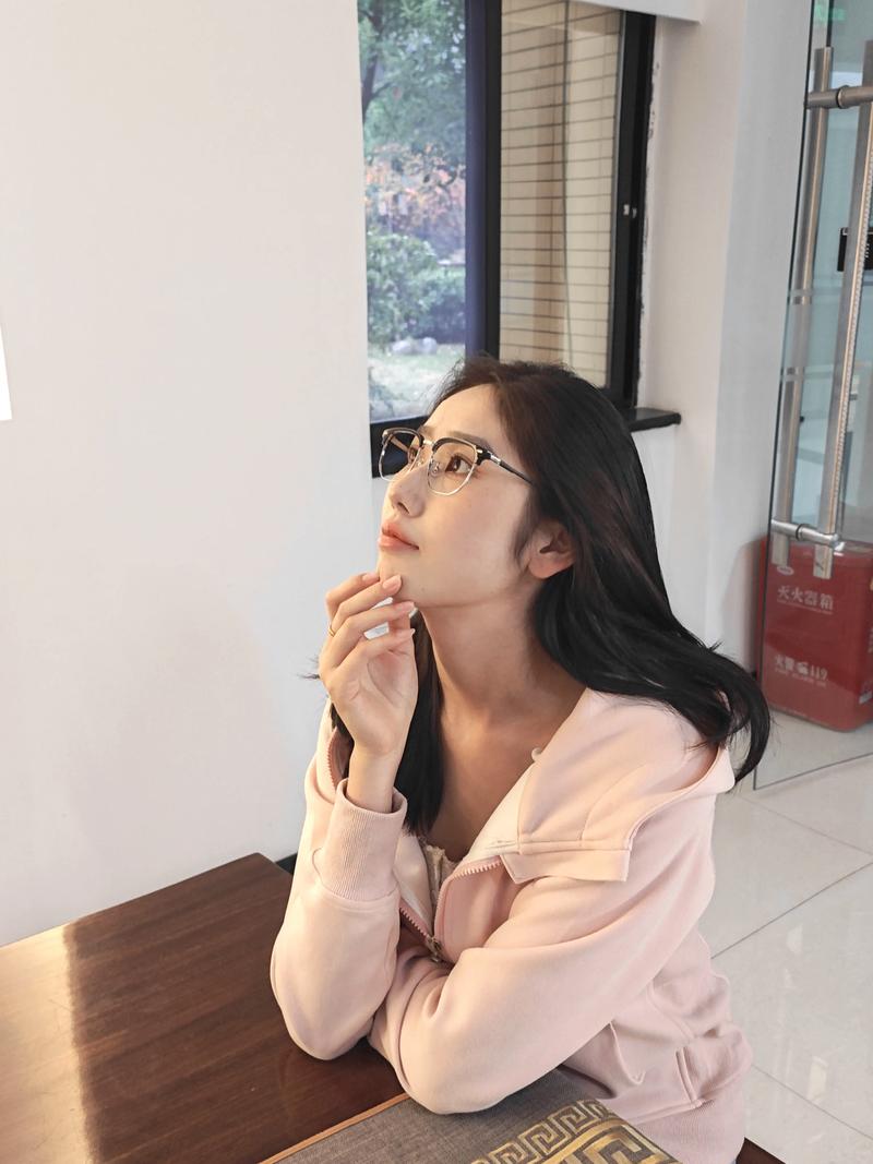 女生配什么眼镜好看