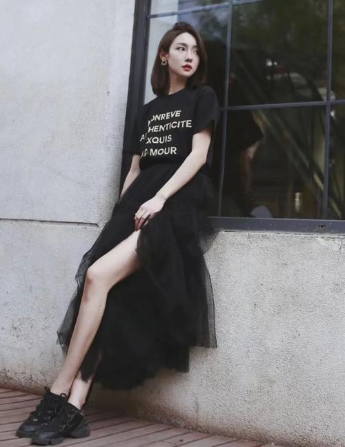 女生黑色的鞋子怎么搭配衣服好看图片欣赏