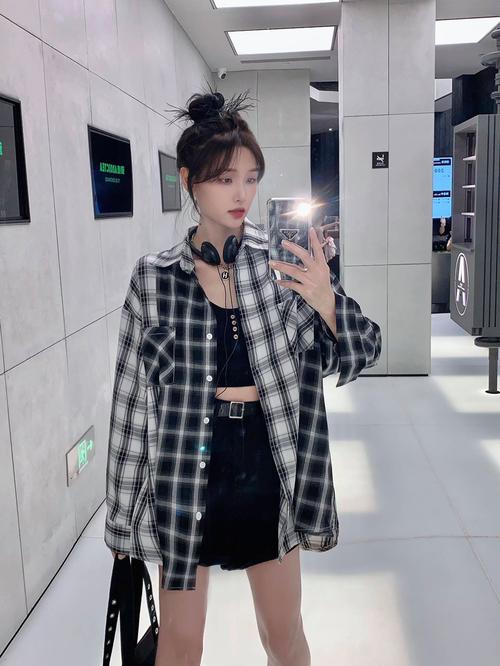 女款黑白小格子衬衫怎么搭配什么裤子好看