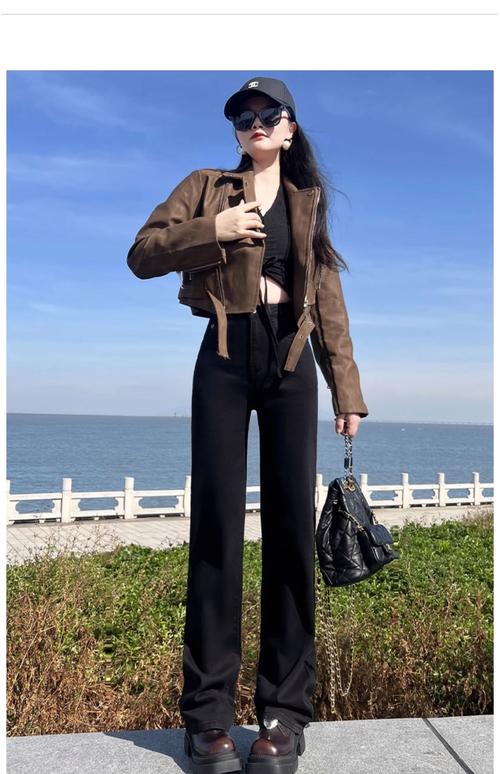 深色牛仔裤配什么上衣