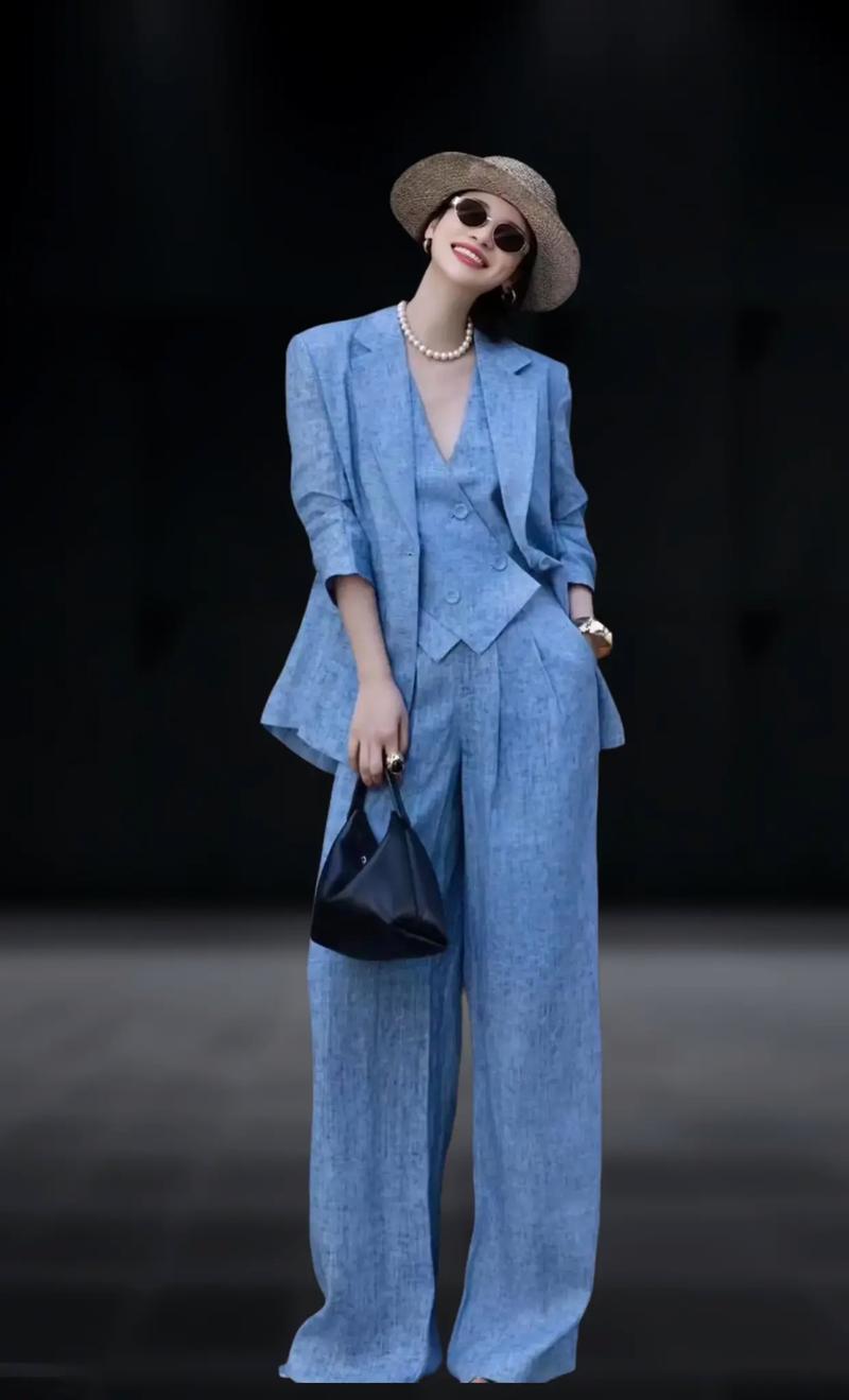 蓝色马甲配什么衣服