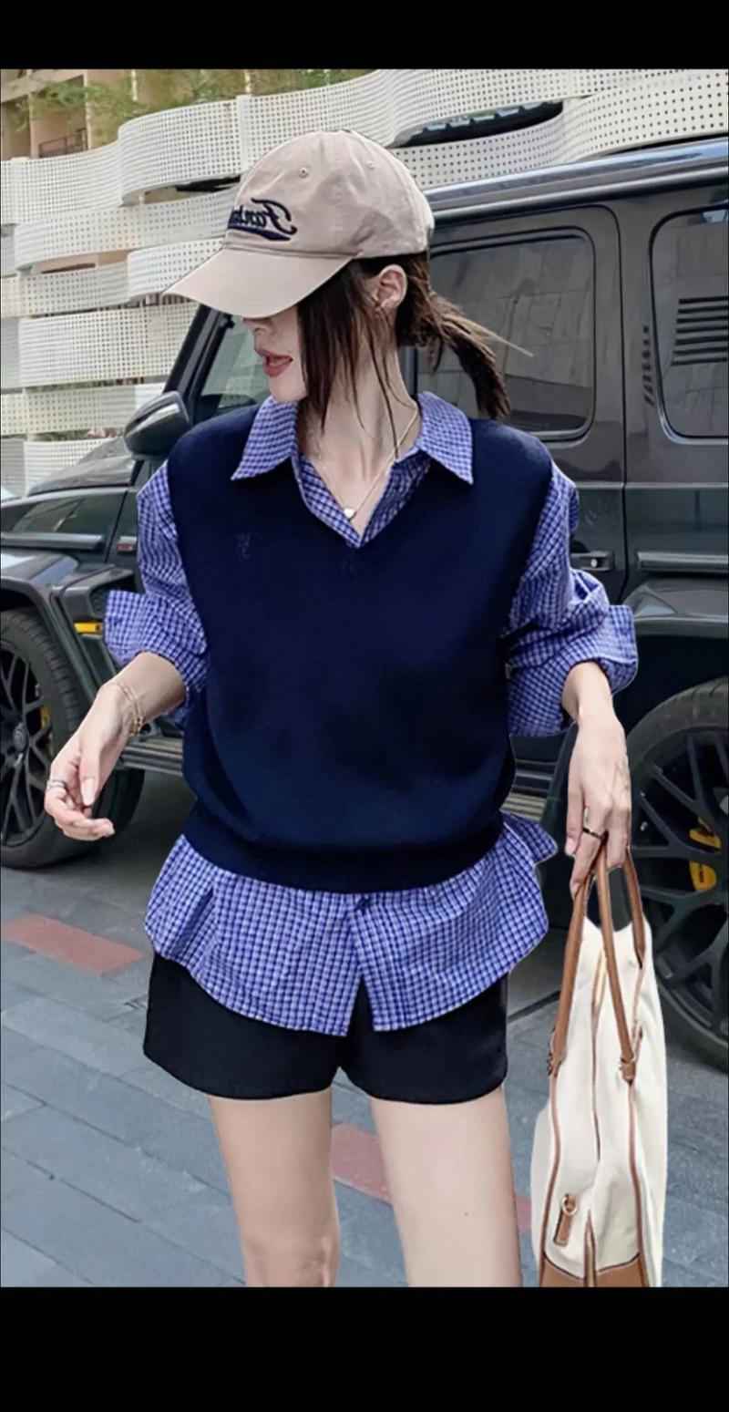 蓝色马甲配什么衣服