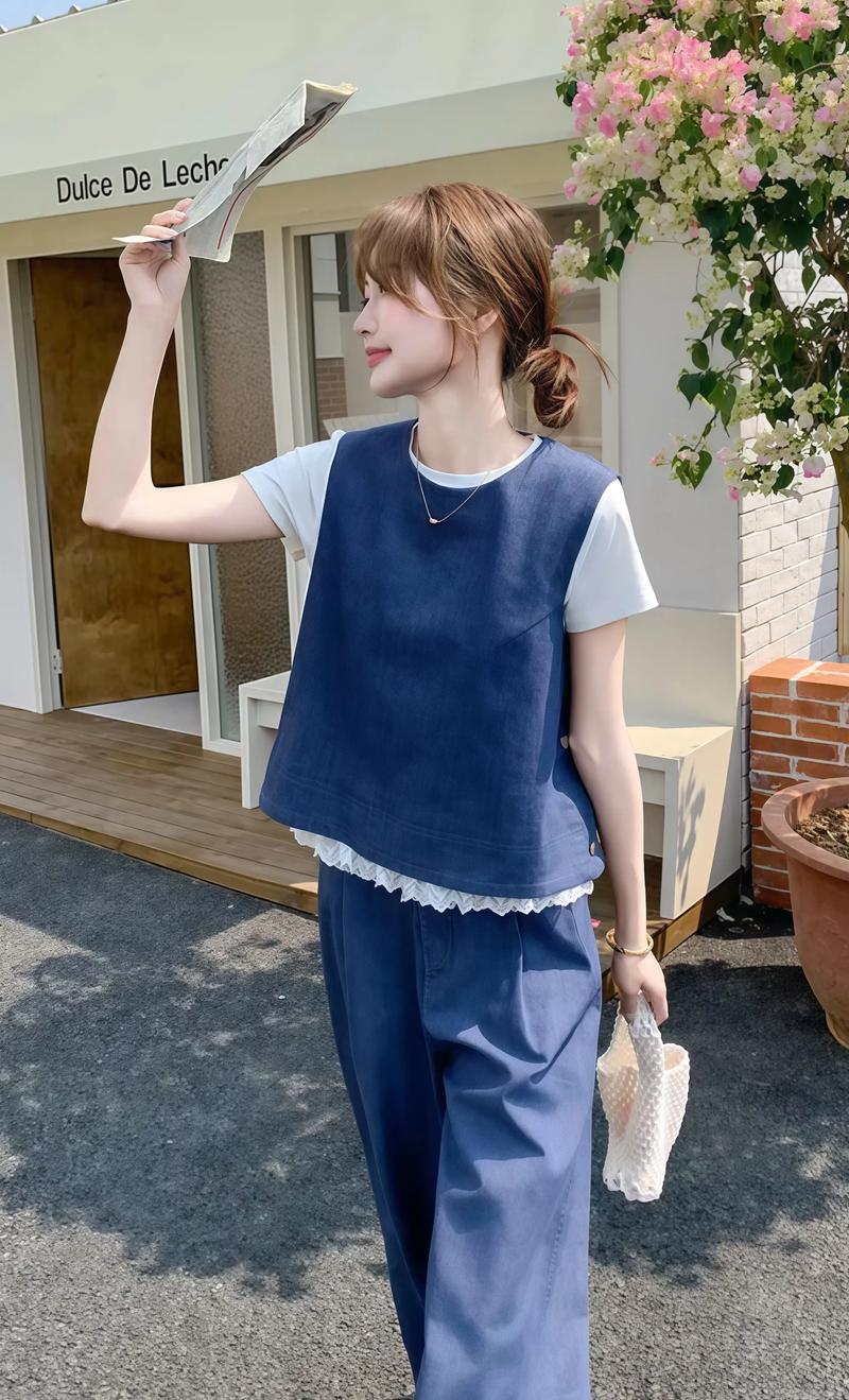 蓝色马甲配什么衣服
