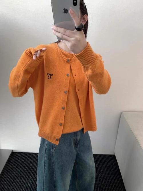 橙色背心怎么搭配裤子