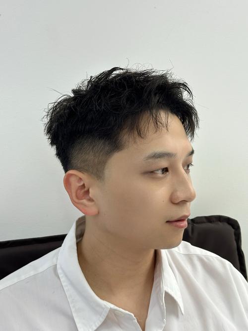 男生头发少适合什么发型