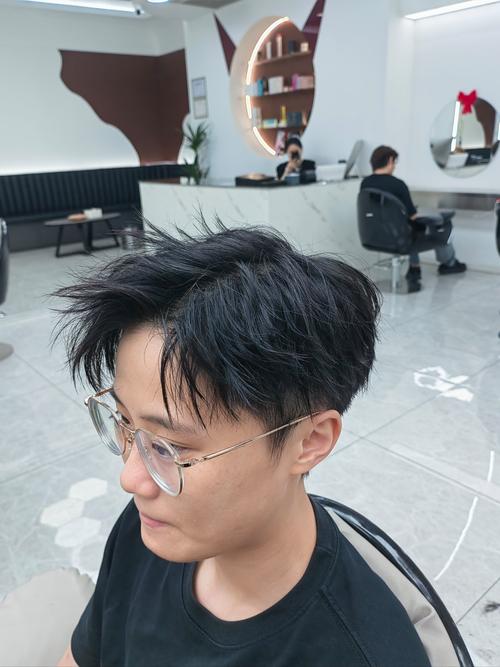 男生头发少适合什么发型