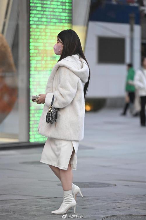 白色短靴配什么衣服