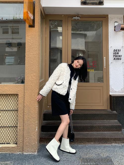 白色短靴配什么衣服