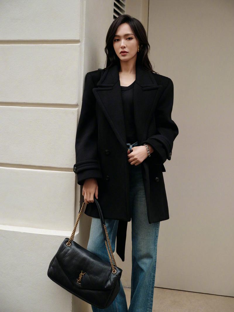 黑色牛仔裤配什么衣服