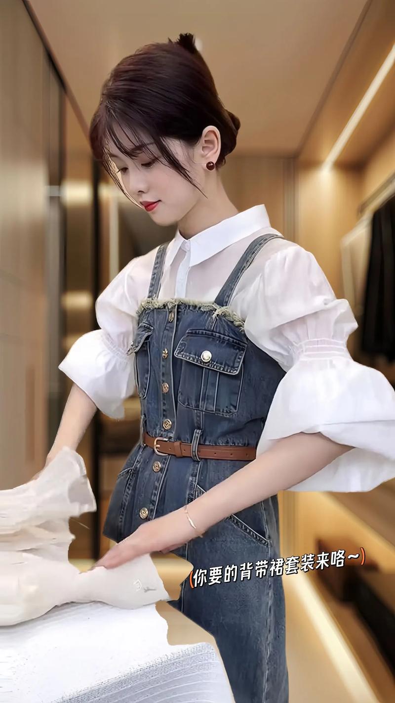 背带裙配什么上衣好看