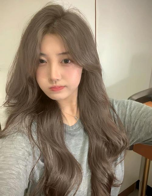 亚麻灰头发怎么搭配