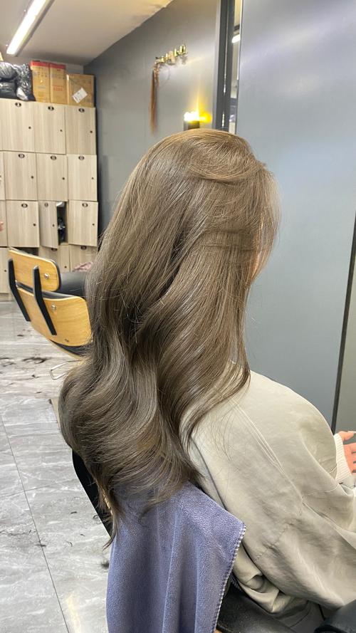 亚麻灰头发怎么搭配