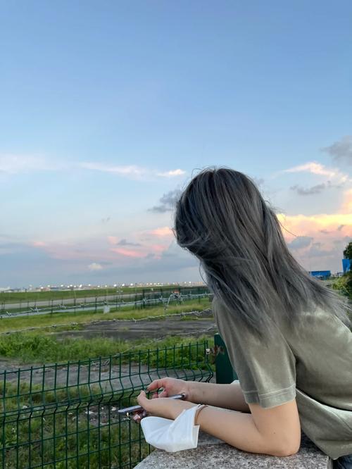 染了个闷青色怎么搭配衣服